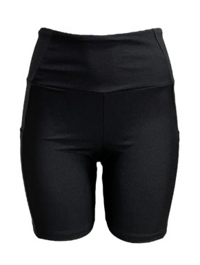 Bermuda feminina com bolsos laterais preta